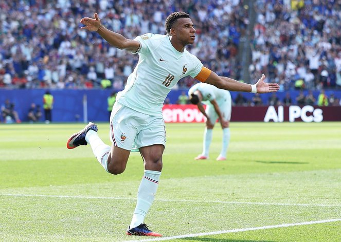 法国2-0摩洛哥:德尚提前20分钟留力,姆巴佩一传一射刷数据