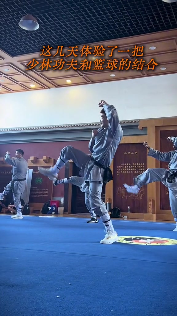 孙铭徽与凯尔登·约翰逊嵩山少林寺合练 功夫+篮球跨界特训 孙铭徽与凯尔登·约翰逊嵩山少林寺合练 功夫+篮球跨界特训