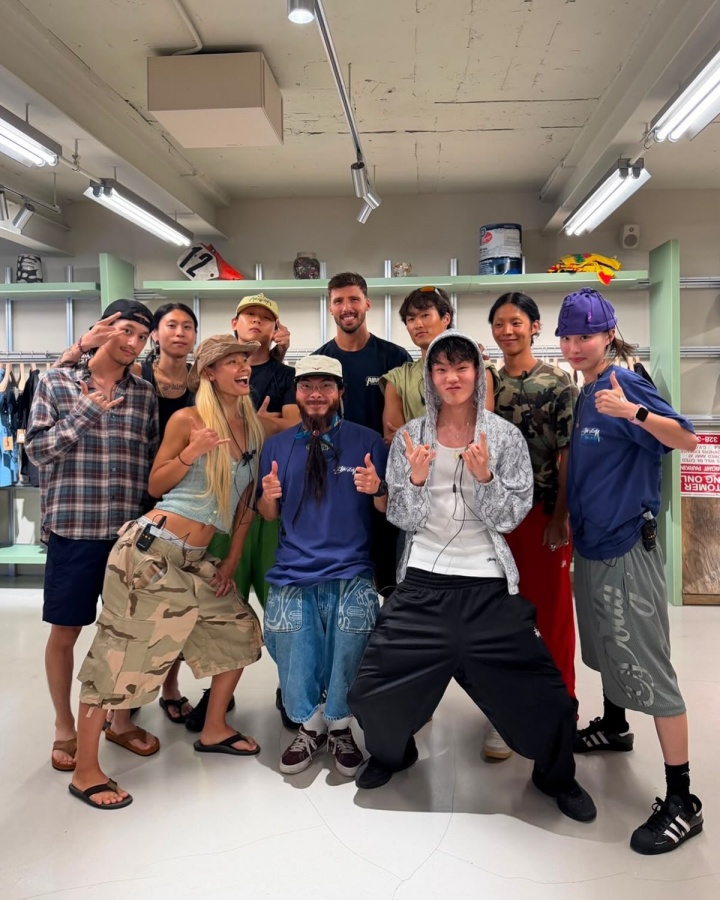 鲁本·迪亚斯晒亚洲行照 末图哈兰德竖中指