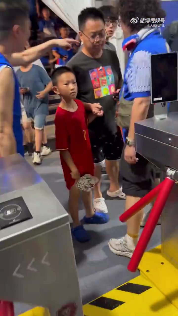 球迷辱骂男童父亲遭通报批评！申花声明：完全接受，呼吁理性呐喊