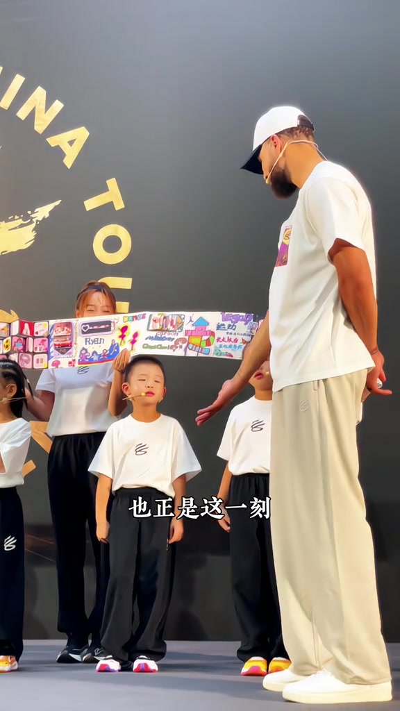 感受公司文化!库里与李宁公司所设员工幼儿园的小朋友进行互动
