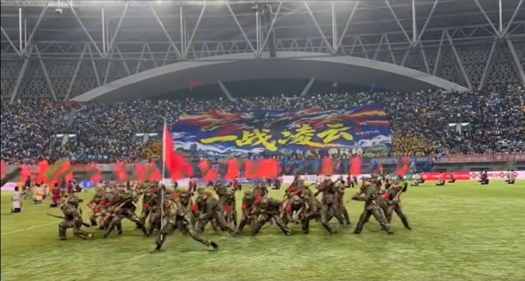 苏超：泰州队“抢8”生死战，球迷打出“一战凌云”Tifo激励球队