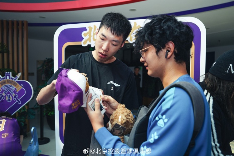 快闪店第二弹图集！廖三宁、赵嘉义化身“一日店长” 与你零距离