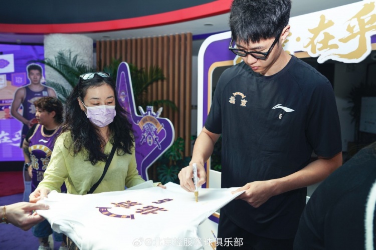 快闪店第二弹图集！廖三宁、赵嘉义化身“一日店长” 与你零距离